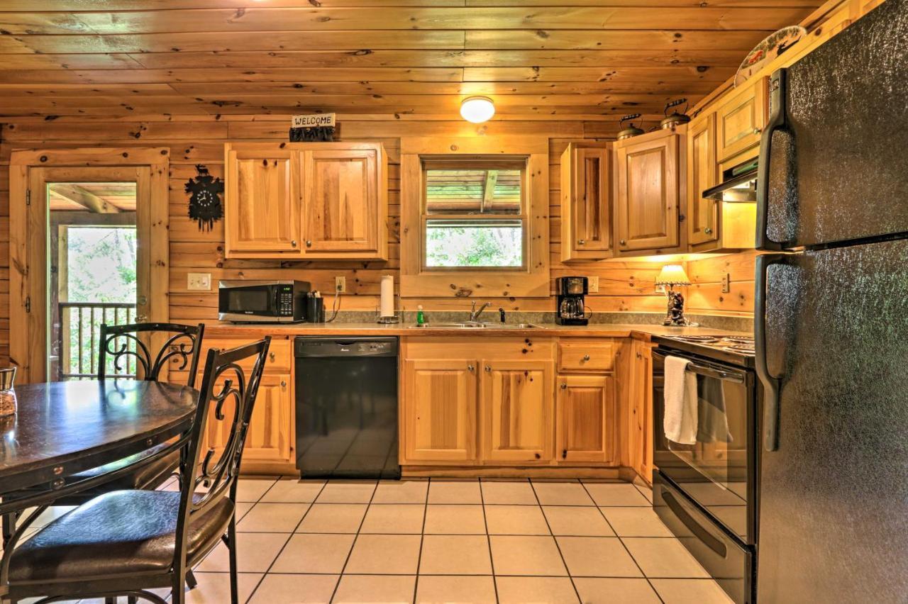 Cabin With Deck And Fireplace Less Than 3 Mi To Dollywood! Pigeon Forge Eksteriør bilde